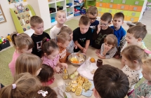 Przedszkolaki wykonuja zdrowy syrop w przedszkolu