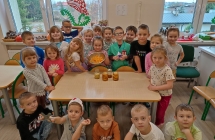 Przedszkolaki Kotki z wykonanymi zdrowymi syropami i surowka