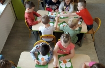 dzieci maluja kwiatka