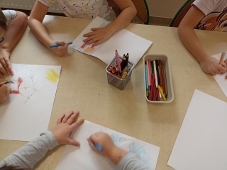 Dzieci rysuja  swoje prawa