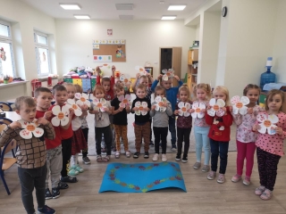 Dzieci z gr. V z plakatem.