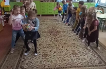 dzieci bawia sie w zabawe Podaj pilke