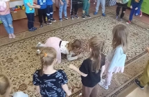 dzieci bawia sie w zabawe Klebek Przyjazni