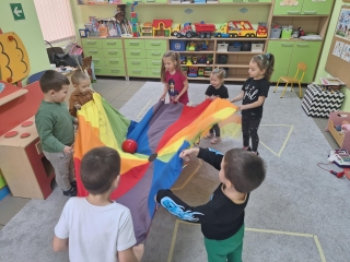 Zabawy z chusta animacyjna.