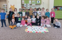 Grupa III prezentuje swoja prace o prawach dzieci.