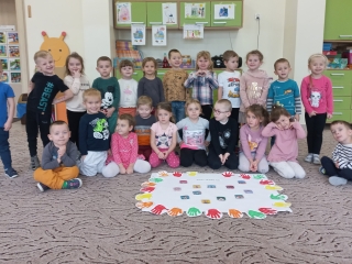 Grupa III prezentuje swoja prace o prawach dzieci.