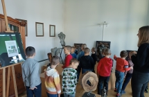 dzieci ogladaja eksponaty muzealne