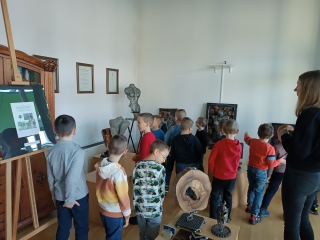 dzieci ogladaja eksponaty muzealne