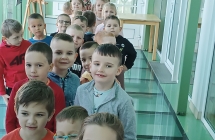 dzieci ogladaja malowidla lokalnych artystow