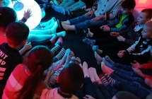 dzieci bawia sie magiczna kula
