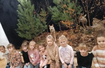dziewczynki w muzeum na wystawie o wilku