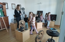 dzieci ogladaja wystawe