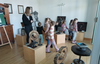 dzieci ogladaja wystawe