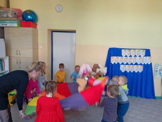 Zabawy z chusta animacyjna - grupa IX