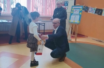 dziewczynka otrzymuje dyplom w konkursie