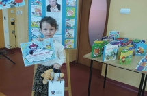 Dziewczynka odbiera nagrode