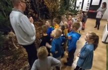 w muzeum - dzieci sluchaja ciekawostek na temat wilkow