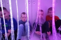 Sala Doswiadczen - dzieci za kyrtyna swiatlowodowa