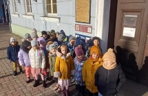 dzieci przed wejsciem do muzeum w Turku