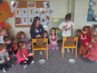 Zabawa zrecznosciowa - Karmimy misie