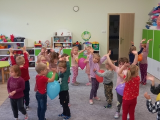 Zabawa ruchowa z balonami