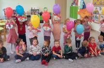 Dzieci trzymajace w rekach balony z prawami