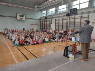 Przedszkolaki podczas spotkania Chemiczne show w przedszkolu