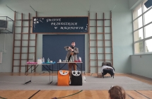 Chemik prezentuje dzieciom doswiadczenia chemiczne w przedszkolu