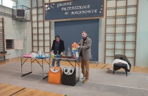 Chemicy prowadza zabawy prezentujace doswiadczenia chemiczne dla dzieci