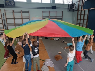 parasol dla misia zabawy z chusta klanza