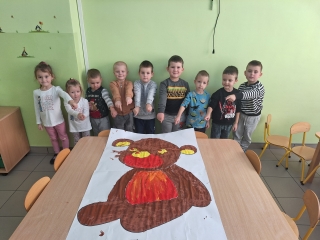 Zdjecie grupowe z pomalowanym misiem