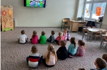 Dzieci z gr, III podczas ogladania filmu edukacyjnego o niepelnosprawnosci,