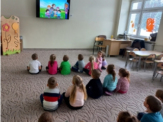 Dzieci z gr, III podczas ogladania filmu edukacyjnego o niepelnosprawnosci,