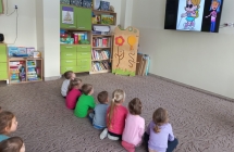 Czterolatki podczas ogladanie filmu o niepelnosprawnosci.