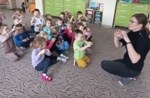 Panie pedagog i dzieci z dlonmi zlozonymi w serduszka.