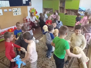 dzieci tancza ze swoimi misiami w parach