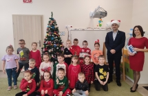 Przedszkolaki z gr. Kotki z Wojtem oraz Dyrektor przedszkola przy choince przedszkolnej