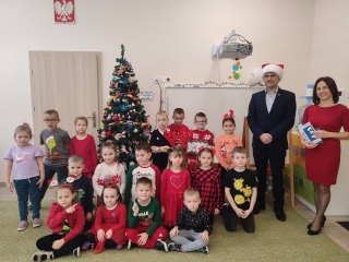 Przedszkolaki z gr. Kotki z Wojtem oraz Dyrektor przedszkola przy choince przedszkolnej