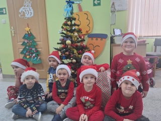 Zdjecie grupowe przy choince