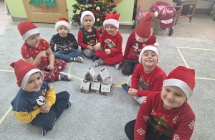 Grupowe zdjecie ze slodkimi upominkami