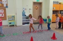 Dzieci przechodza przez tor przeszkod