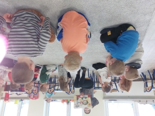 3. Dzieci sluchaja opowiadania czytanego przez nauczyciela