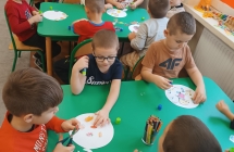 Dzieci wycinja nozyczkami zdrowe produkty