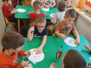 Dzieci wycinja nozyczkami zdrowe produkty