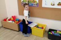 Dzieci wskazuja produkty na piramidzie zdrowia