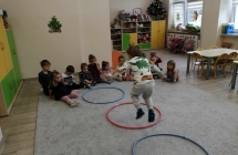 Dzieci przeskakuja przez przeszkody