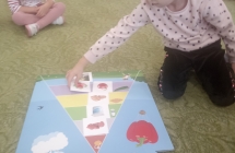dzieci z grupy 6 ukladaja piramide zdrowego zywienia