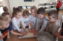 dzieci z grupu 6 przygotowuja pizze