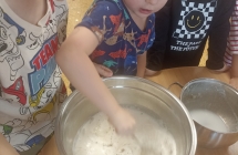 dzieci przygotowuja ciasto na pizze