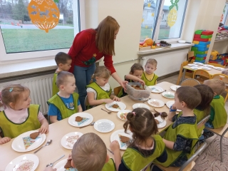 Czterolatki z gr. III  czestuja sie piernikami .